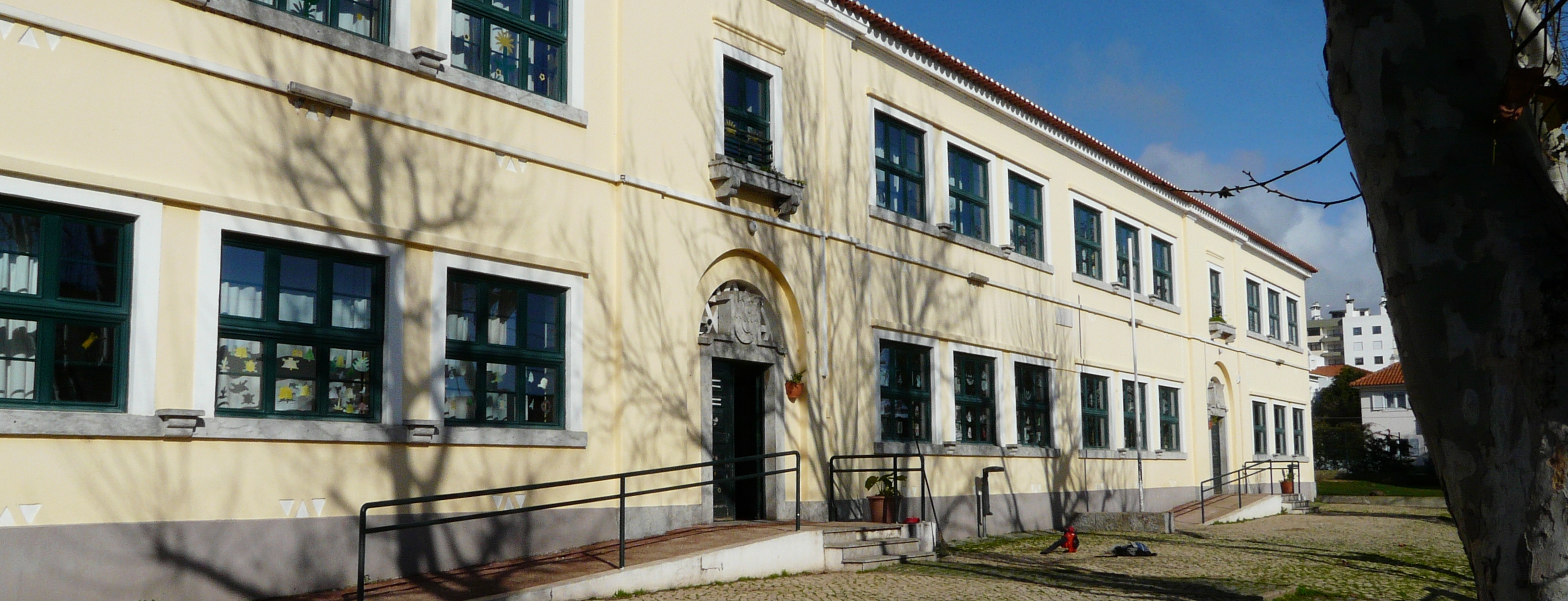 Foto 1 de Escola Básica Afonso do Paço, Parede, Cascais